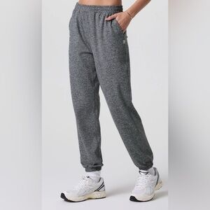 Like new vuori heathered gray boyfriend joggers